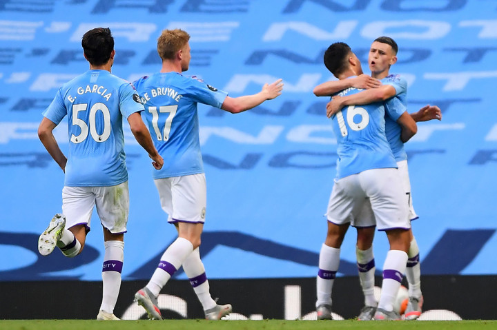 Lini belakang Liverpool kian memburuk. Andy Robertson lengah mengawal pergerakan Phil Foden yang melakukan kerja sama umpan satu dua sentuhan dengan De Bruyne sebelum menaklukkan kiper Alisson Becker dan membuat skor menjadi 3-0 tepat di pengujung waktu normal babak pertama.