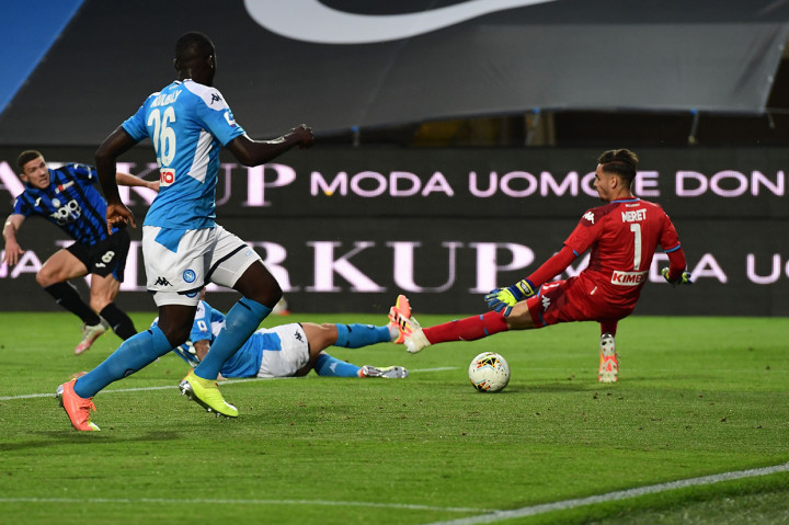 Atalanta kemudian menggandakan keunggulan delapan menit berselang. Bola kiriman Rafael Toloi sukses disambar oleh Robin Gosens.