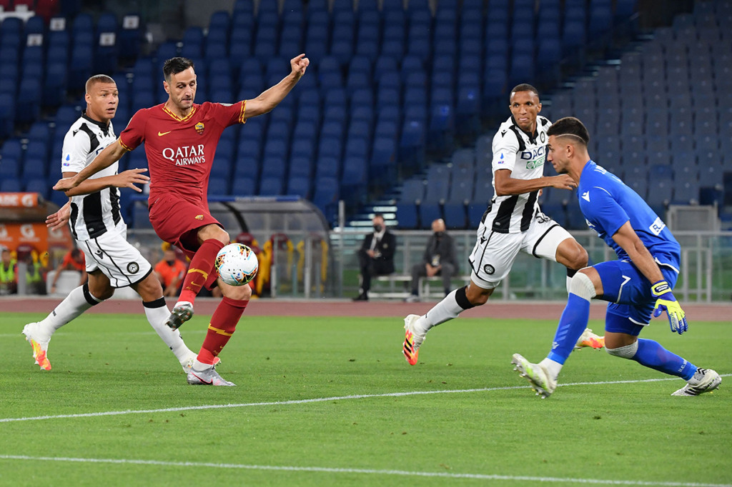 Tuan rumah berpeluang membuka keunggulan lewa Nicola Kalinic, tapi masih dapat digagalkan kiper Udinese Juan Musso.