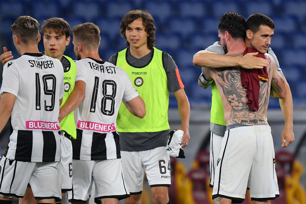Tambahan tiga poin mendongkrak Udinese naik dua strip ke peringkat ke-14, sedangkan bagi Roma, kekalahan itu menyulitkan mereka untuk tetap menempel tim peringkat keempat Atalanta. Giallorossi kini tertinggal 12 poin dari tim Bergamo tersebut.