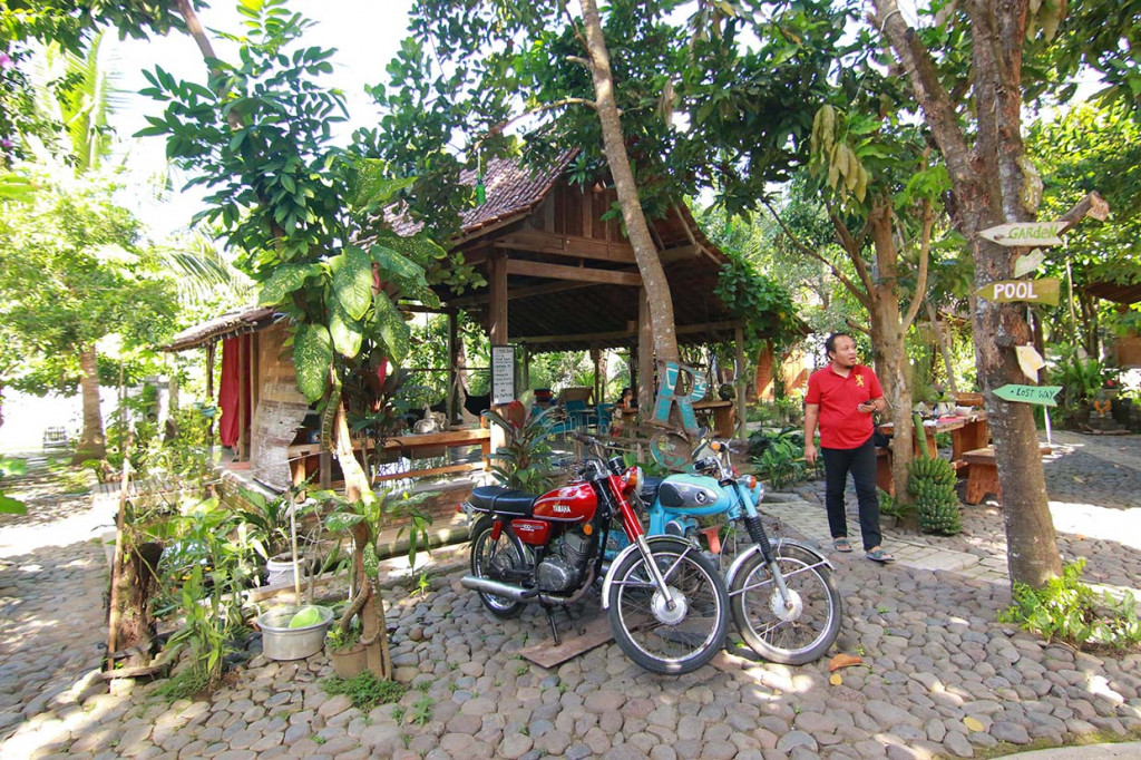 Wisatawan menghabiskan waktu di penginapan Didu's Homestay di Banyuwangi, Jawa Timur, Kamis, 2 Juli 2020. 