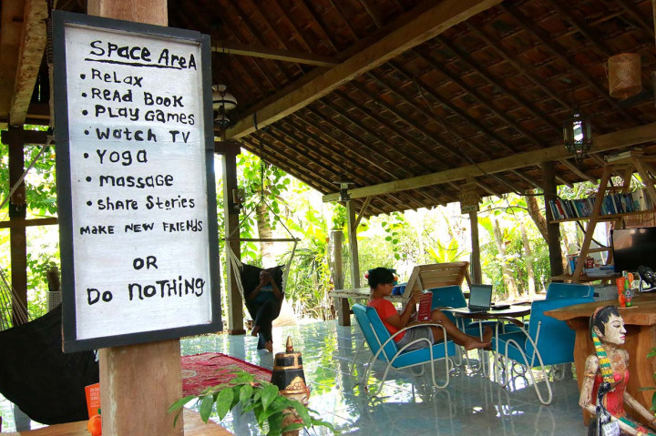 Konsep berlibur dengan tinggal atau menetap di suatu tempat yang bisa disebut dengan nama 'stay vacation' itu, mulai diminati wisatawan karena mereka tetap dapat berwisata dari penginapan dengan fasilitas yang ditawarkan pengelola.