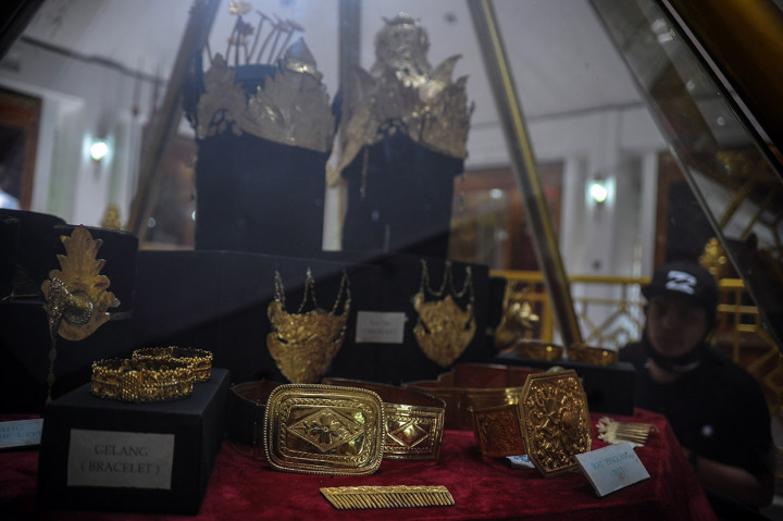 Kerajaan Sumedang Larang memiliki peninggalan berupa bangunan keraton yang dibuat pada 1706, mahkota binokasih, senjata pusaka, naskah-naskah kuno, dan alat musik gamelan yang dibuat pada kurun waktu 1625 hingga 1825.