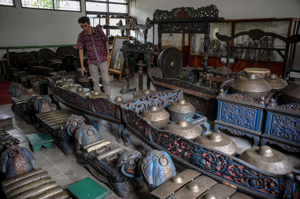 Petugas menunjukan satu set gamelan yang dibuat pada tahun 1625 peninggalan Kerajaan Sumedang Larang di Kabupaten Sumedang, Jawa Barat.
