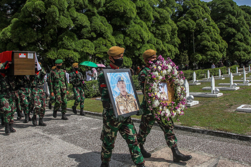  Pelda Anumerta Rama Wahyudi yang gugur saat menjalankan tugas sebagai pasukan misi perdamaian PBB di
Kongo/Monuscon dimakamkan di Taman Makam Pahlawan (TMP) Kusuma Dharma Pekanbaru, Riau, Jumat, 3 Juli 2020. 