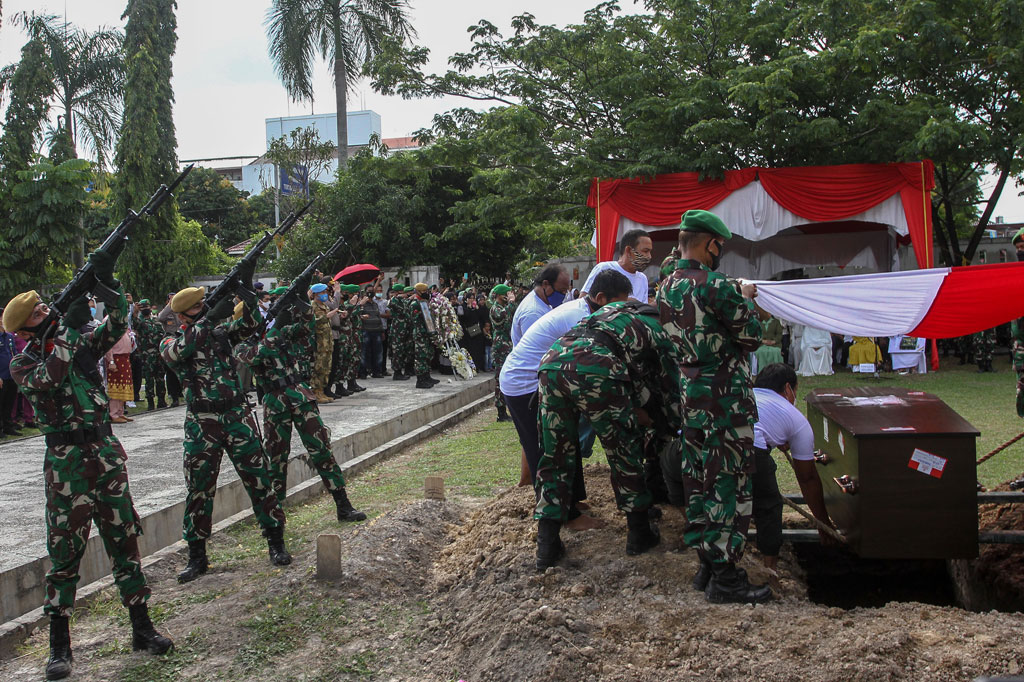 Upacara pemakaman yang dilaksanakan secara militer tersebut dipimpin langsung oleh Pangdam I/ Bukit Barisan Mayjen Irwansyah. 