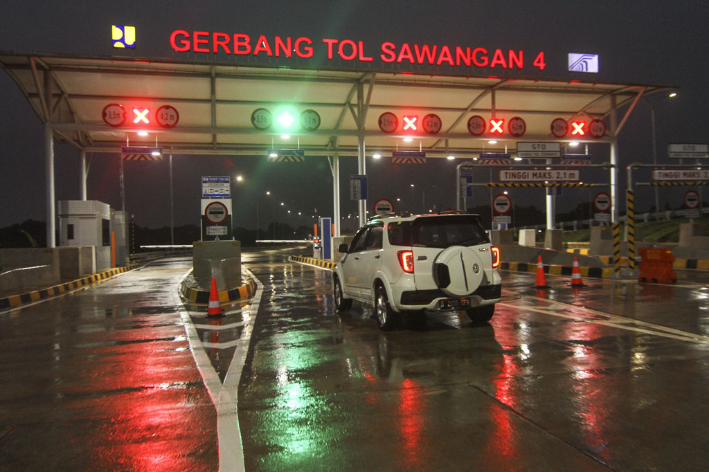 Kendaraan memasuki gerbang Tol Sawangan 4 di Jalan Tol Desari Seksi II, Sawangan, Depok, Jawa Barat, Jumat, 3 Juli 2020. 