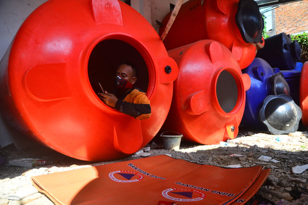 Kristanto yang merupakan relawan yang bertugas sebagai pemulasaraan jenazah pasien covid-19 itu sejak dua bulan terakhir memilih tidur di dalam tangki air dengan alasan isolasi diri guna mengantisipasi penyebaran covid-19 di keluarganya dan lingkungan tempat tinggalnya.