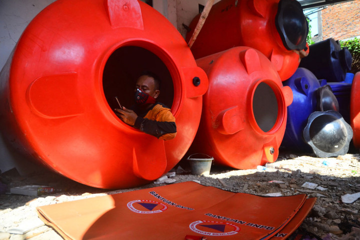 Kristanto yang merupakan relawan yang bertugas sebagai pemulasaraan jenazah pasien covid-19 itu sejak dua bulan terakhir memilih tidur di dalam tangki air dengan alasan isolasi diri guna mengantisipasi penyebaran covid-19 di keluarganya dan lingkungan tempat tinggalnya.