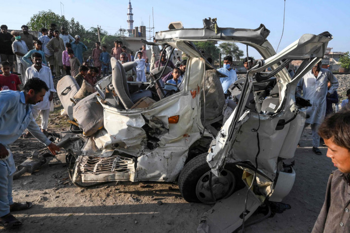 Setidaknya 19 peziarah Sikh - semuanya dari satu keluarga - tewas setelah mobil yang mereka tumpangi ditabrak sebuah kereta di perlintasan tanpa palang pintu di timur Pakistan.