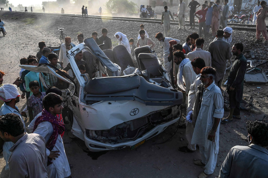 Kecelakaan terjadi setelah sopir yang tampak tergesa-gesa memacu kendaraannya melintasi perlintasan tak berpalang pintu dan tanpa penjaga di dekat kota kecil Farooqabad, Distrik Sheikhupura, Provinsi Punjab. Tanpa diduga KA melintas dan menghantam kendaraan tersebut.