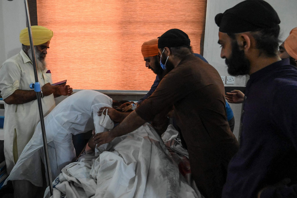 Juru bicara kepolisian setempat Wajid Abbas membenarkan bahwa yang meninggal semuanya berasal dari keluarga yang sama, sementara delapan orang lainnya dalam kondisi kritis di rumah sakit. Tidak ada penumpang kereta yang terluka.