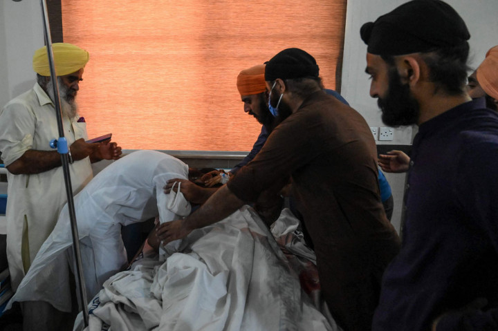 Juru bicara kepolisian setempat Wajid Abbas membenarkan bahwa yang meninggal semuanya berasal dari keluarga yang sama, sementara delapan orang lainnya dalam kondisi kritis di rumah sakit. Tidak ada penumpang kereta yang terluka.