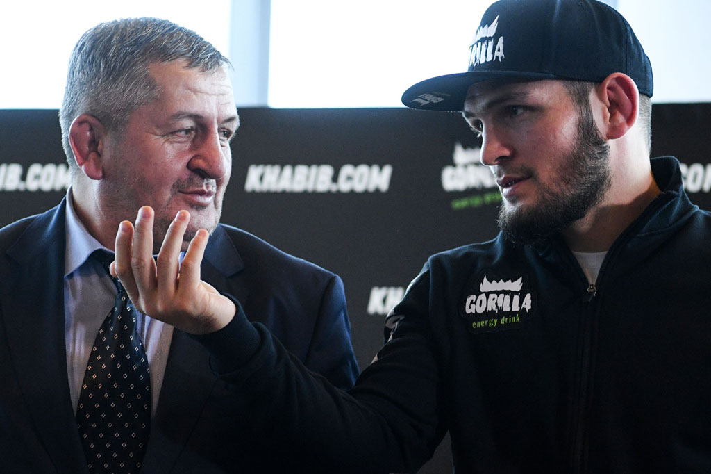 Pelatih sekaligus ayah juara kelas ringan UFC Khabib Nurmagomedov, Abdulmanap, meninggal dunia pada usia 57 tahun akibat berbagai komplikasi yang disebabkan virus korona, demikian dilansir BBC.