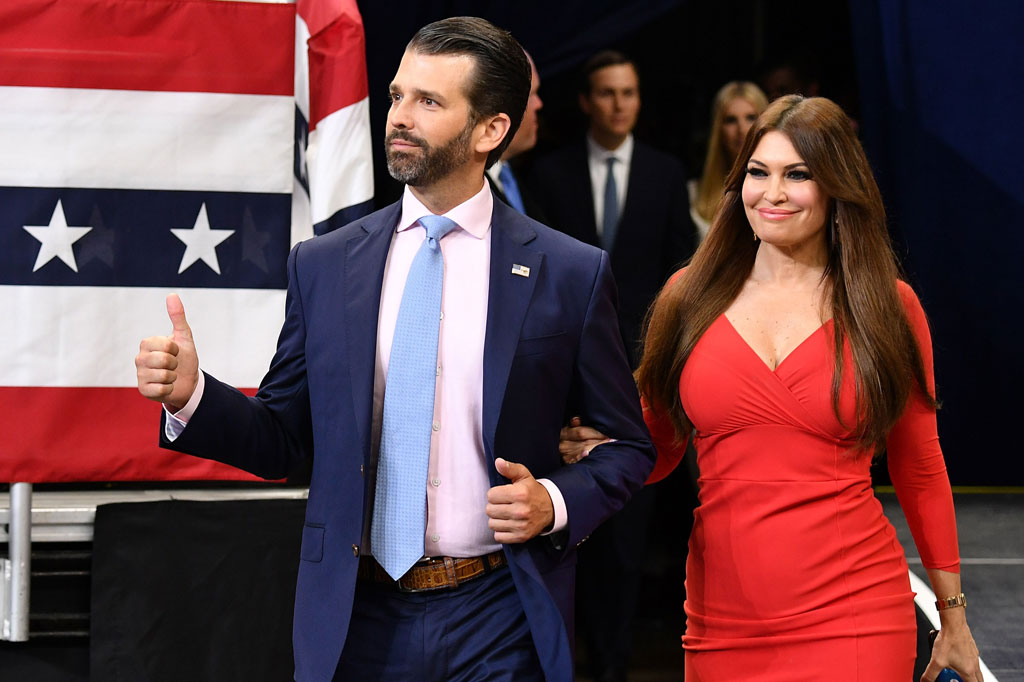 Kimberly Guilfoyle, mantan penyiar televisi Fox News yang berkencan dengan Donald Trump Jr, telah melakukan perjalanan ke South Dakota untuk mendengarkan pidato Trump dan menghadiri pesta kembang api di Mount Rushmore pada 3 Juli.