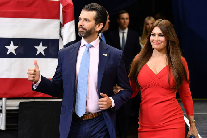 Kimberly Guilfoyle, mantan penyiar televisi Fox News yang berkencan dengan Donald Trump Jr, telah melakukan perjalanan ke South Dakota untuk mendengarkan pidato Trump dan menghadiri pesta kembang api di Mount Rushmore pada 3 Juli.