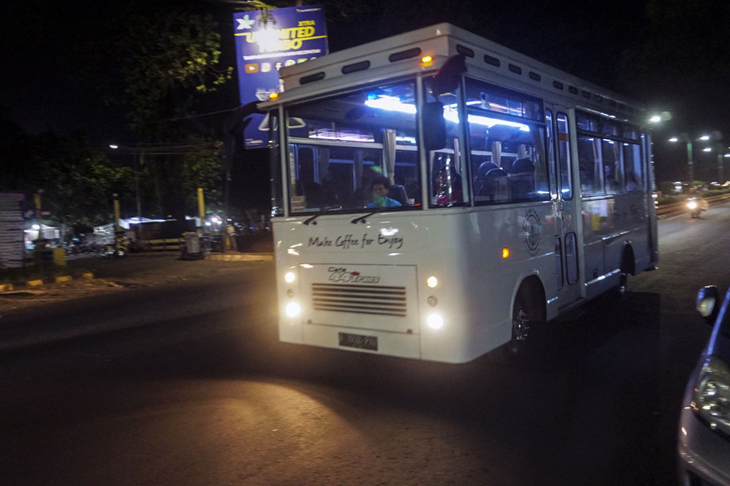 Trans Cafe Bus melintas di salah satu ruas jalan di Pekalongan, Jawa Tengah, Jumat, 3 Juli 2020.