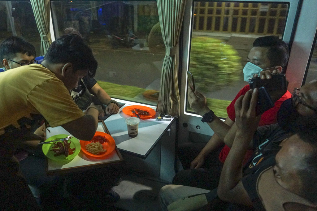 Selain menawarkan rute berkeliling kota, terdapat juga hidangan berbagai menu ala kafe dengan harga terjangkau.