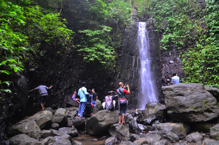 Wisatawan menikmati keindahan Air Terjun Kedung Gender di Desa Dukuhwaringin, Dawe, Kudus, Jawa Tengah, Sabtu, 4 Juli 2020.
