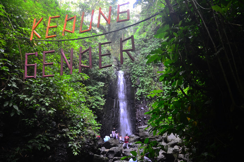 Air terjun yang terletak di lereng Gunung Muria yang dikelilingi tebing bebatuan tersebut menawarkan pemandangan dan suasana hutan yang rimbun yang masih alami.