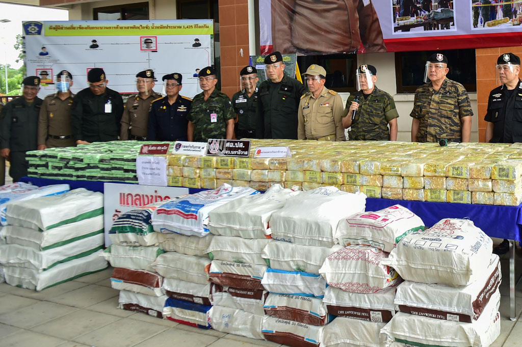 Kepala Polisi Kerajaan Thailand Jenderal Chakthip Chaijinda (ketiga kanan) dan para pejabat menggelar jumpa pers terkait penyitaan obat terlarang jenis sabu di Provinsi Narathiwat, Thailand selatan pada Jumat, 3 Juli 2020.
