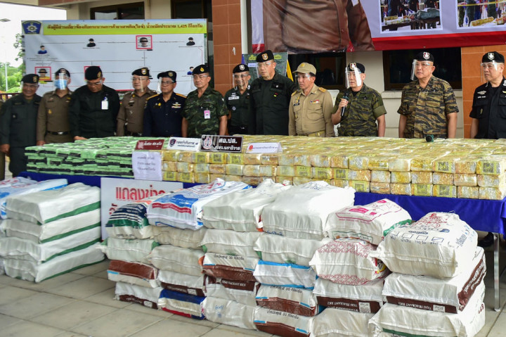 Kepala Polisi Kerajaan Thailand Jenderal Chakthip Chaijinda (ketiga kanan) dan para pejabat menggelar jumpa pers terkait penyitaan obat terlarang jenis sabu di Provinsi Narathiwat, Thailand selatan pada Jumat, 3 Juli 2020.