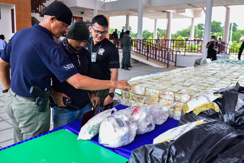 Tim gabungan polisi, tentara, dan pejabat setempat dikerahkan ke Desa Padador, Na Nak, Distrik Tak Bai, setelah mendapat informasi bahwa sejumlah besar obat-obatan terlarang akan diselundupkan ke daerah perbatasan tersebut.