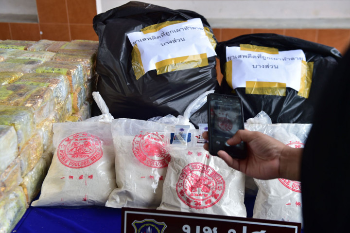 Sekitar pukul 02.30 dini hari, tim melihat sebuah truk trailer 18 roda dengan dua pria di dalamnya. Kedua pria itu memberikan pernyataan yang bertentangan dan bertindak curiga selama interogasi. Para petugas kemudian membawa keduanya dan kendaraan mereka ke kantor polisi terdekat.