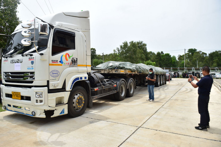 Sebanyak 1.420 kg kristal metamfetamin dalam 35 karung pupuk ditemukan disembunyi di truk trailer 18-roda yang membawa batang besi baja. 