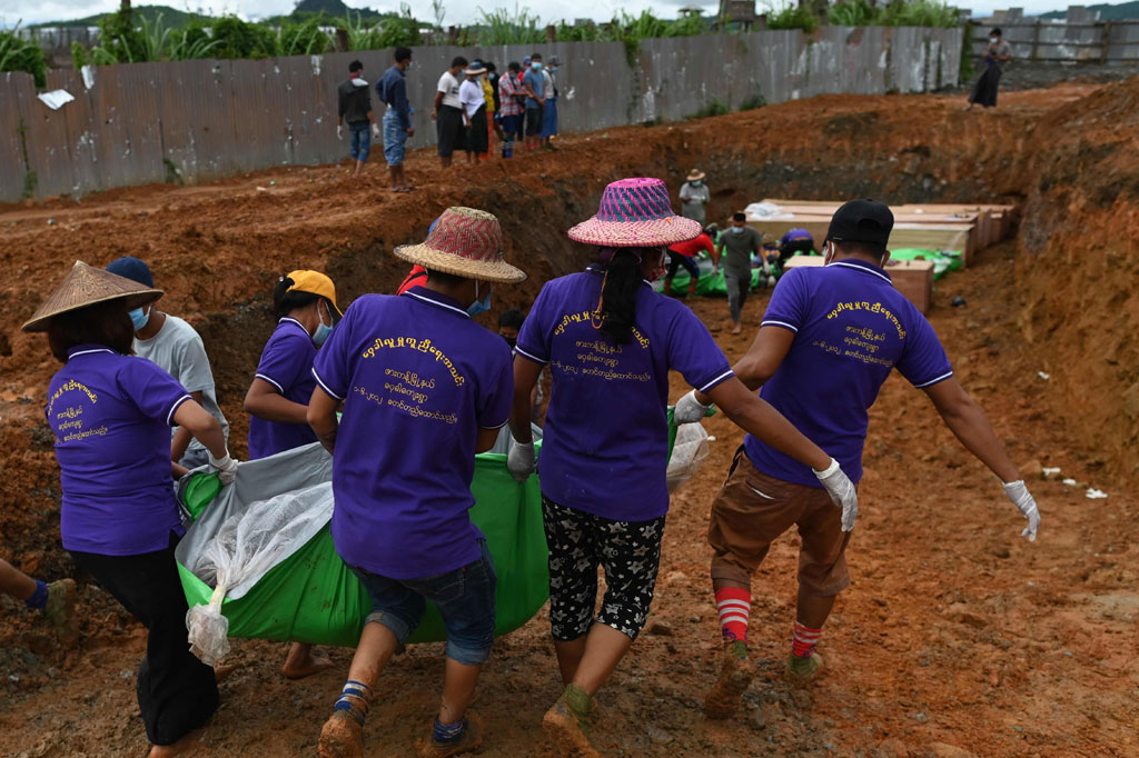 Relawan menggotong jenazah para penambang yang akan dimakamkan secara massal di dekat lokasi tanah longsor di Hpakant, di Negara Bagian Kachin, Myanmar, Sabtu, 4 Juli 2020.
