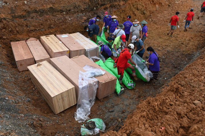 Puluhan korban tewas bencana tanah longsor di sebuah tambang batu giok di Myanmar utara dimakamkan secara massal pada Sabtu, 4 Juli 2020. Sebelumnya, 77 korban juga telah dikebumikan secara massal pada Jumat, 3 Juli.