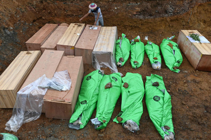 Lebih dari 170 orang, banyak di antaranya adalah migran yang mencari peruntungan di wilayah Hpakant yang kaya akan batu giok di Negara Bagian Kachin, meninggal dunia pada Kamis, 2 Juli 2020, setelah limbah pertambangan longsor ke dalam sebuah danau hingga memicu gelombang lumpur dan air.