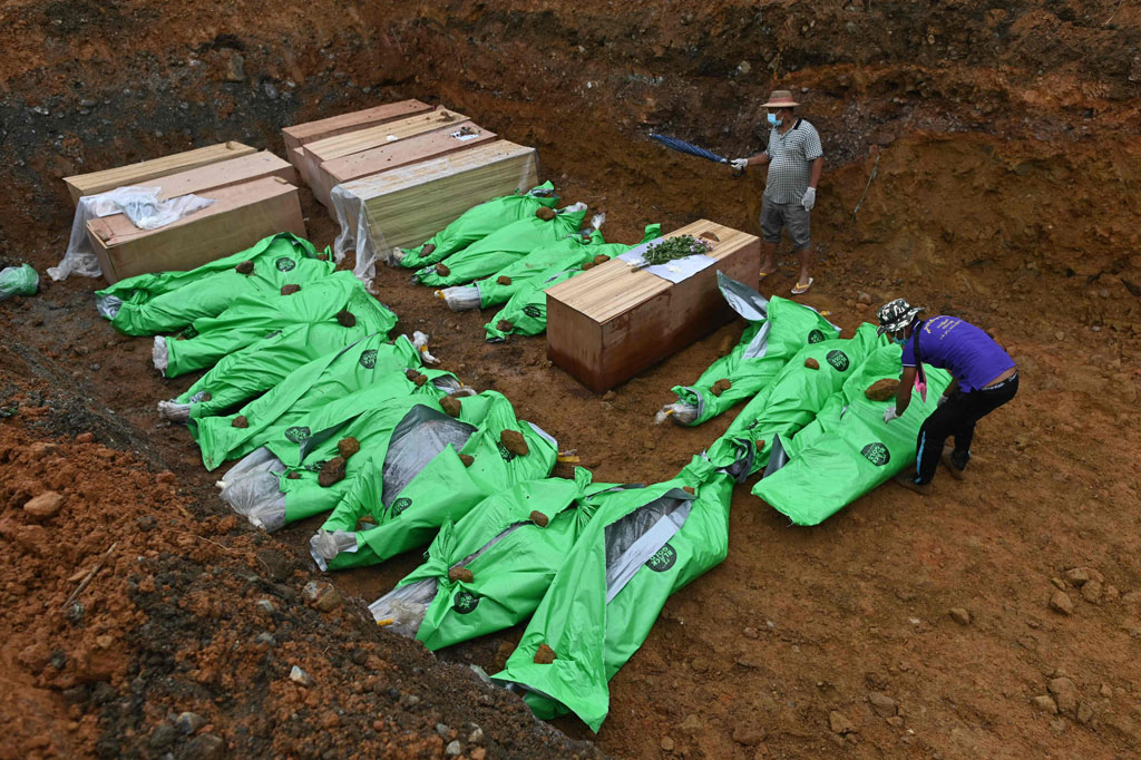 Thar Lin Maung, pejabat lokal dari kementerian informasi Myanmar, mengatakan bahwa 171 jenazah telah ditarik keluar dari lumpur, tetapi lebih banyak yang mengapung di permukaan.