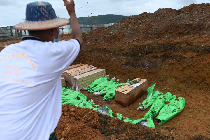 Dia mengatakan 77 jenazah yang dimakamkan pada Jumat telah diidentifikasi dan 39 lagi dimakamkan pada Sabtu. Relawan membawa peti mati dari kayu lapis dan menempatkannya di kuburan massal yang digali di dekat lokasi tambang.