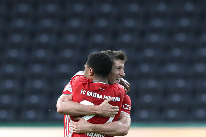 Sepasang gol Robert Lewandowski di babak kedua memastikan kemenangan Bayern. AFP Photo/Michael Sohn