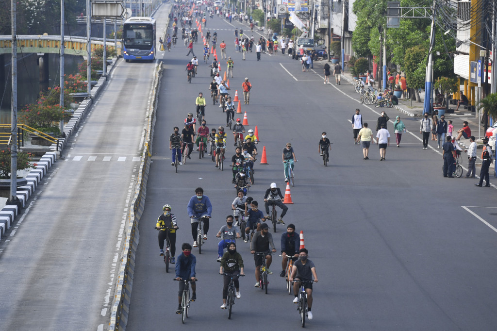 Warga berolahraga saat Hari Bebas Kendaraan Bermotor (HBKB) atau Car Free Day (CFD) di Jalan Gajah Mada, Jakarta.