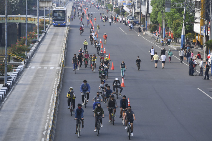 Warga berolahraga saat Hari Bebas Kendaraan Bermotor (HBKB) atau Car Free Day (CFD) di Jalan Gajah Mada, Jakarta.