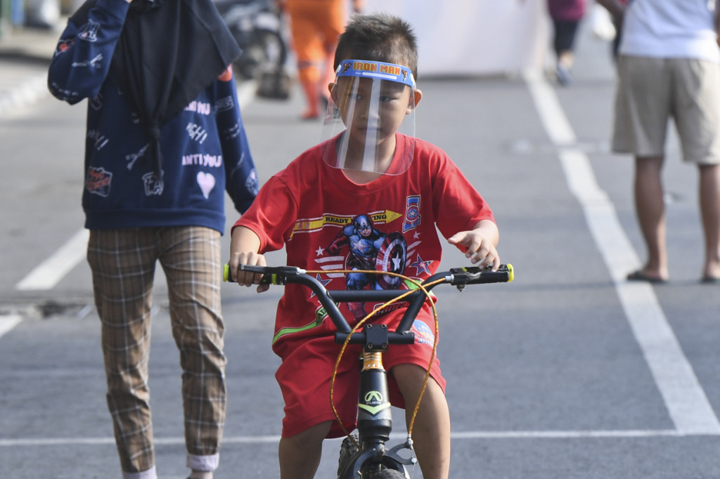 Seorang anak bersepeda saat Hari Bebas Kendaraan Bermotor (HBKB) atau Car Free Day (CFD) di Jalan Gajah Mada, Jakarta.