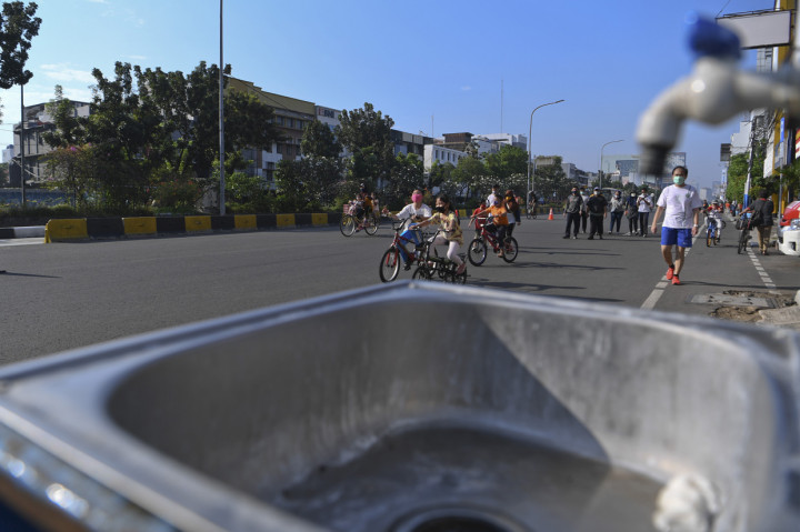 Tempat mencuci tangan disediakan di kawasan Hari Bebas Kendaraan Bermotor (HBKB) atau Car Free Day (CFD) di Jalan Gajah Mada, Jakarta.