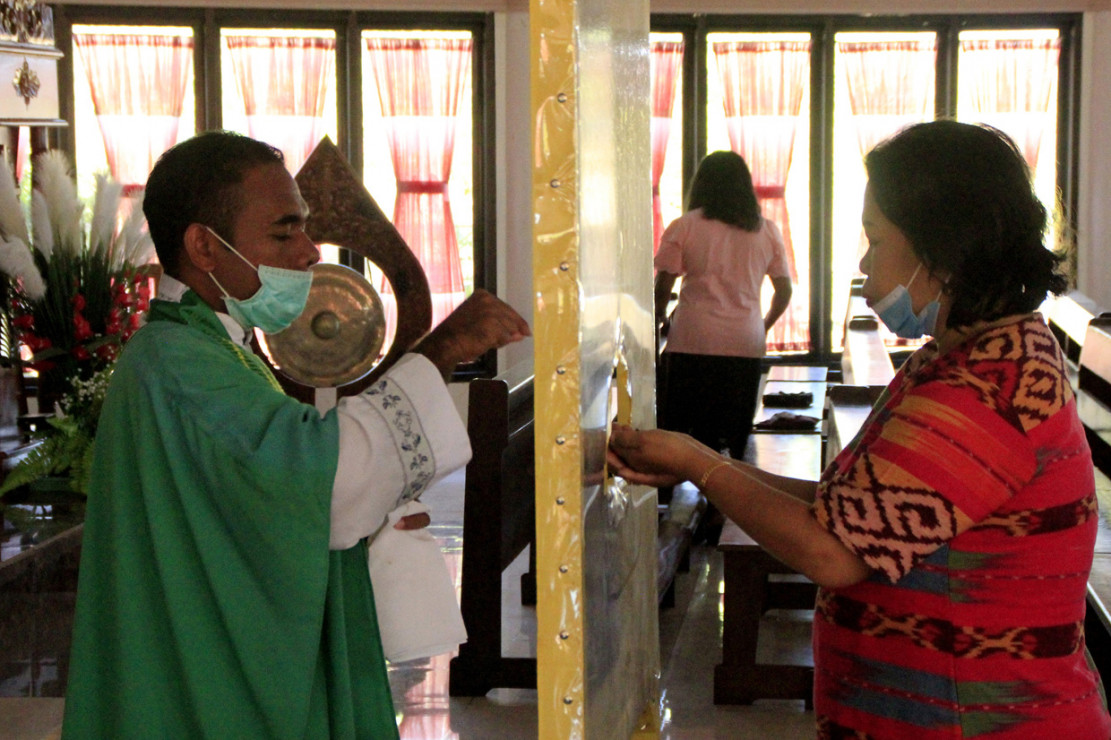 Umat Katolik di Kupang Kembali Beribadah di Gereja - Medcom.id