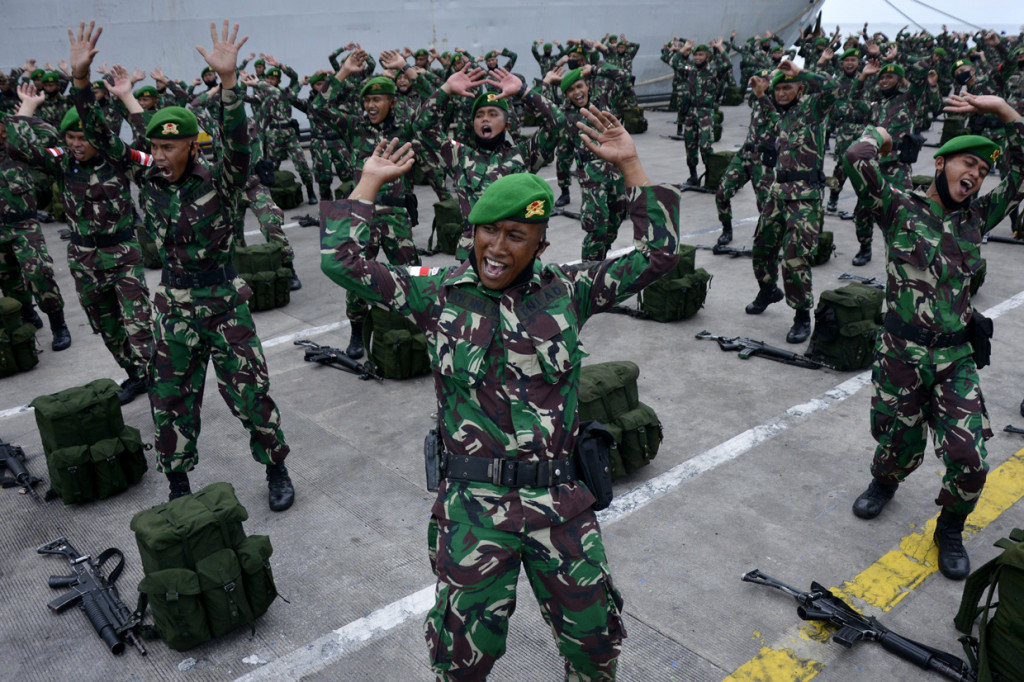 Prajurit TNI AD menyanyikan yel-yel usai mengikuti apel penyambutan kepulangan Satgas pengamanan perbatasan RI-Papua Nugini di Pelabuhan Sukarno Hatta, Makassar, Sulawesi Selatan.