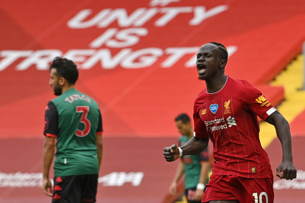 Sadio Mane melakukan selebrasi usai mencetak gol ke gawang Aston Villa. AFP Photo/Paul Ellis