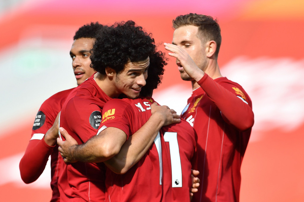 Kemenangan tersebut sekaligus membuat Liverpool kian mendekati rekor total poin semusim, mengingat sang juara kini sudah mengoleksi 89 poin dari 33 pertandingan. AFP Photo/Paul Ellis