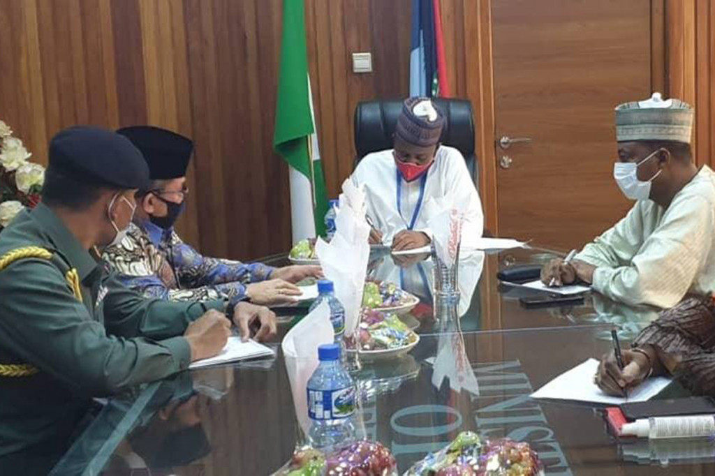 Sebagai upaya memperkuat diplomasi dan hubungan kerjasama militer pertahanan antara kedua negara, pejabat Atase Pertahanan (Athan) RI Kolonel Arh Bangun Manahan Tanjung mendampingi Duta Besar LBBP RI di Abuja Marsda TNI (Purn) Dr. H. Usra Hendra Harahap, M.Si melaksanakan kunjungan kehormatan (Courtessy Call) dan pertemuan dengan Menteri Pertahanan (Menhan) Republik Federal Nigeria Mayor Jenderal (Purn) Bashir Salihi Magashi, MNI CFR CON, di Kementerian Pertahanan Nigeria.