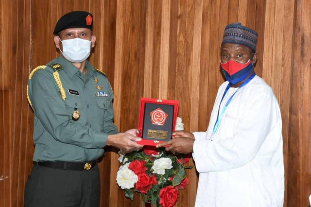 Dalam pertemuan tersebut, Dubes RI-Abuja menyampaikan terima kasih kepada Menhan Nigeria atas kesediaannya menerima kunjungan kehormatan dari pihak Kedubes RI. Selain bertujuan untuk memperkenalkan diri, selanjutnya Dubes RI juga menyampaikan peluang terkait penjajakan kerjasama militer dan pertahanan antara Indonesia dan Nigeria khusunya di bidang latihan dan pendidikan militer serta kerjasama dalam pengembangan industri pertahanan.