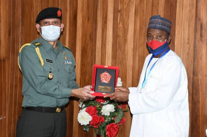 Dalam pertemuan tersebut, Dubes RI-Abuja menyampaikan terima kasih kepada Menhan Nigeria atas kesediaannya menerima kunjungan kehormatan dari pihak Kedubes RI. Selain bertujuan untuk memperkenalkan diri, selanjutnya Dubes RI juga menyampaikan peluang terkait penjajakan kerjasama militer dan pertahanan antara Indonesia dan Nigeria khusunya di bidang latihan dan pendidikan militer serta kerjasama dalam pengembangan industri pertahanan.