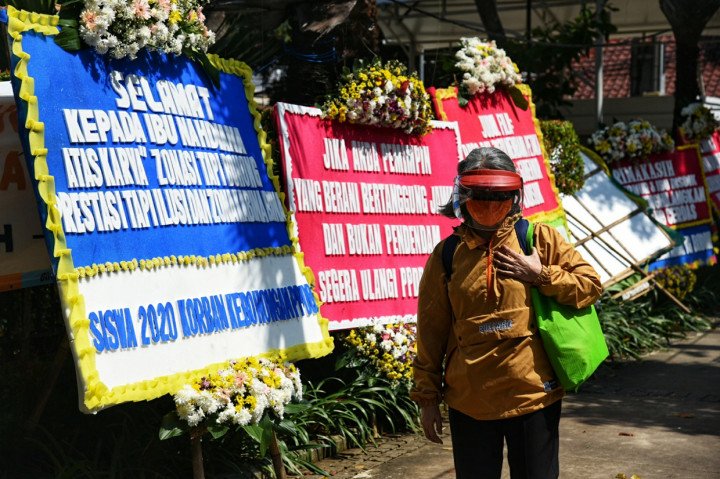Karangan bunga yang dipasang oleh Relawan PPDB DKI Jakarta 2020 tersebut sebagai bentuk kekecewaan terhadap Gubernur Anies Baswedan dan Kadisdik DKI Jakarta atas aturan umur serta akreditasi dalam penerimaan siswa baru Jalur Zonasi.