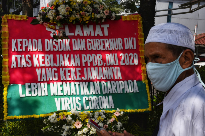 Karangan bunga sebagai bentuk kekecewaan atas aturan umur dalam PPDB DKI Jakarta 2020 terpajang di Balai Kota, Jakarta.