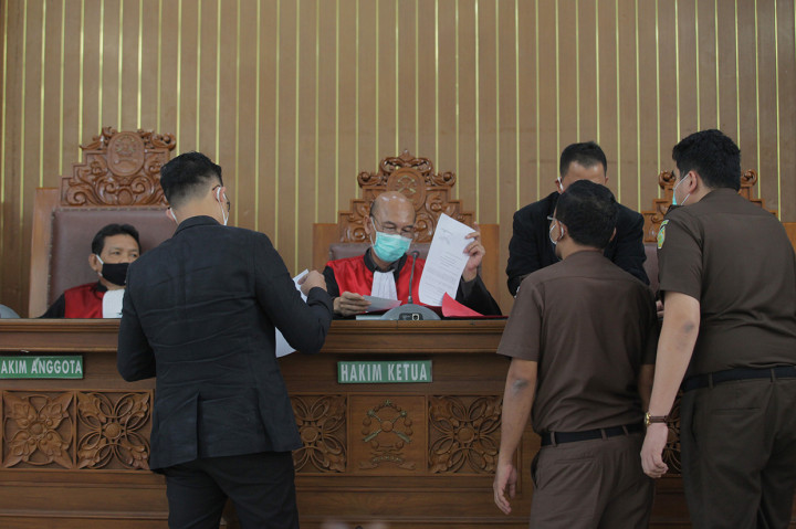 Ketua Majelis Hakim Nazar Effriandi (tengah) memimpin sidang permohonan peninjauan kembali (PK) yang diajukan oleh buronan kasus korupsi pengalihan hak tagih (cessie) Bank Bali, Djoko Tjandra di PN Jakarta Selatan, Jakarta. 
