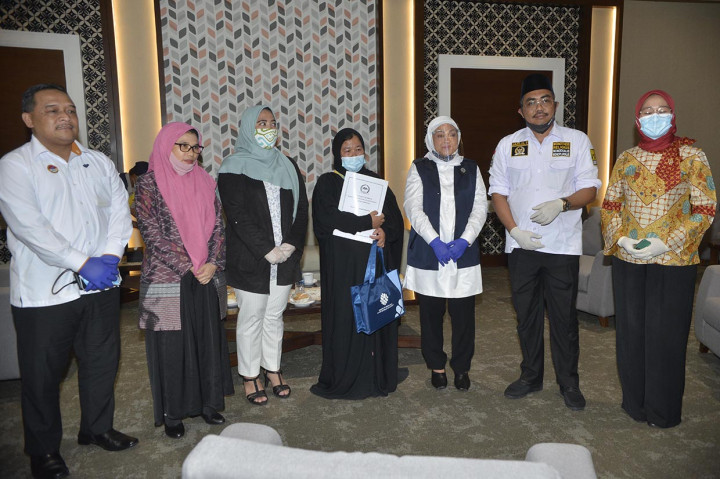 Wakil Ketua MPR Jazilul Fawaid (kedua dari kanan) bersama Menteri Tenaga Kerja Ida Fauziyah (ketiga dari kanan) berfoto bersama Etty binti Toyyib (tengah) saat menjemput kedatangan pekerja migran Indonesia (PMI) tersebut di Terminal 3 VIP Bandara Soekarno Hatta, Tangerang, Banten, Senin, 6 Juli 2020 malam. MI/M Irfan